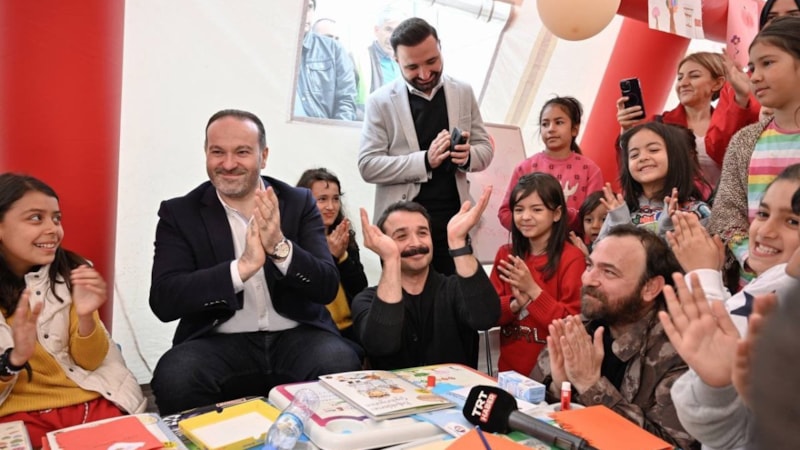 Ünlü oyuncular deprem bölgelerinde afetzedelere moral verdi