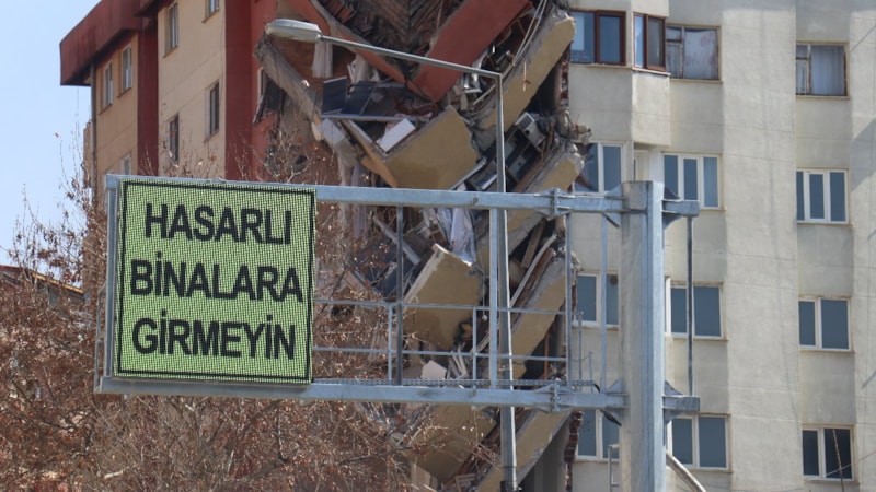 Malatya'da ağır hasarlı binalara giren vatandaşların ardından caddelere uyarı tabelaları asıldı