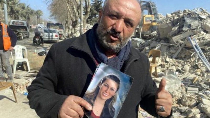 Antakya'da enkaz altından çıkmayan eşini arıyor