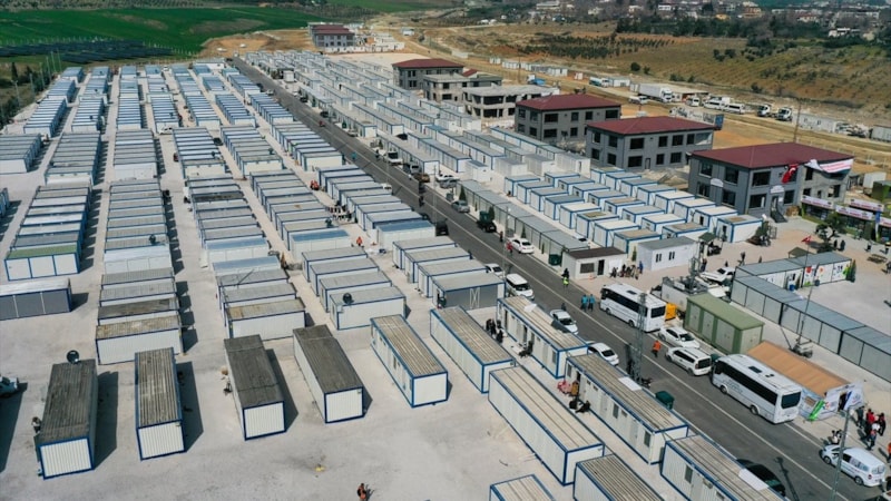 Gaziantep'teki konteyner kentte depremzedelerin yaraları sarılıyor