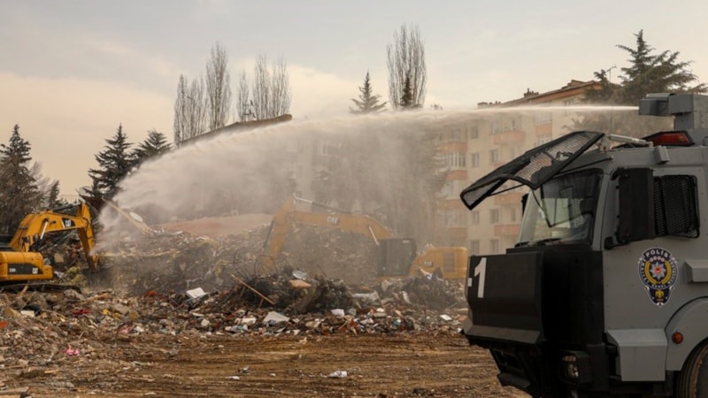 Malatya’da enkaz kaldırma çalışması sürüyor