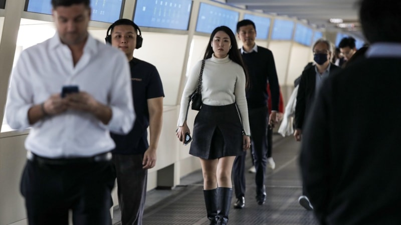 Hong Kong'da 945 gün sonra maske zorunluluğu kalktı