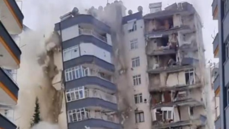 Deprem şehri enkaza çevirmişti! Adana'da sarsıntı nedeniyle ağır hasar alan binanın yıkılışı kamerada