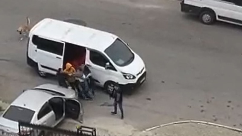 Tuzla'da servis minibüsü, otomobilin yolunu kesti: Darbettikleri sürücüyü kaçırdı