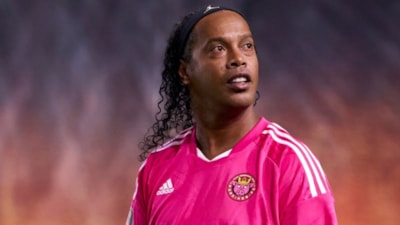 42 yaşındaki Ronaldinho, futbola devam ediyor
