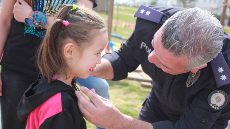 Marmaris güvenlik güçleri depremzede çocukları yalnız bırakmadı
