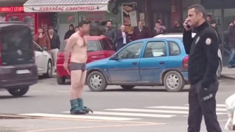 Sakarya'da yarı çıplak şekilde bıçakla sağa sola tehditler savurdu
