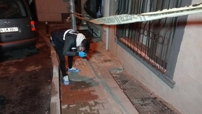 Şişli’de husumetli olduğu akrabasının evine pencereden ateş etti: 1 yaralı