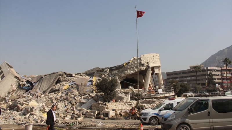 Enkaz şehri Hatay'da kaldırma çalışmaları aralıksız devam ediyor