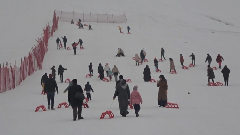Muş'ta depremzede çocuklar kızaklarla kayarak eğlendi