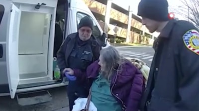 ABD'de hastaneden ayrılmak istemeyen yaşlı kadın, zorla bindirildiği polis aracında öldü