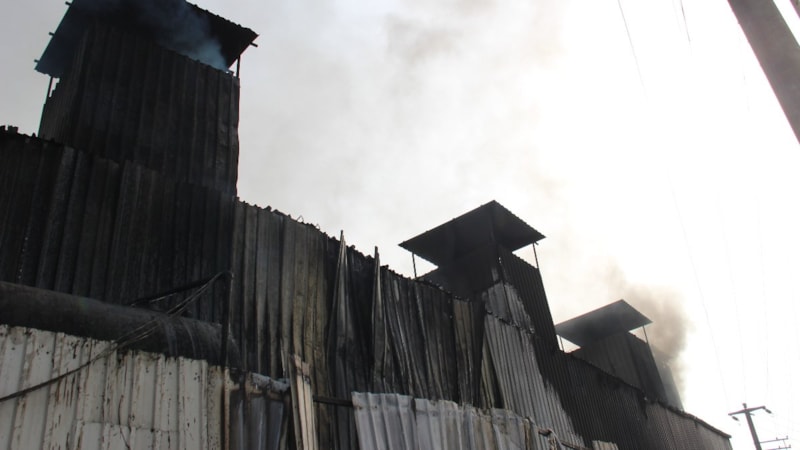 İzmir'de çıkan fabrika yangını maddi hasar oluşturdu