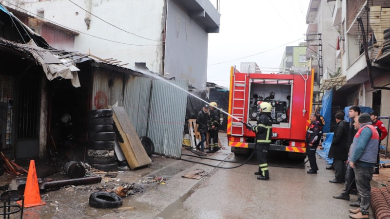 Samsun'daki mobilya deposunda soba patladı