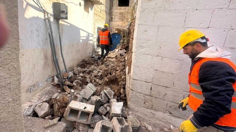 Eski Urfa sokaklarındaki enkaz kaldırılıyor