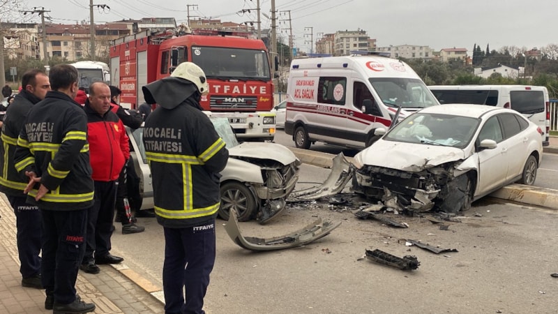 Kocaeli'de refüjden atlayıp karşıdan gelen otomobille çarpıştı