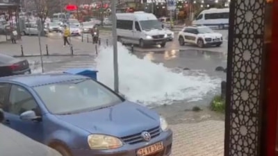 Kartal’da patlayan rögar kapağı caddeyi göle çevirdi
