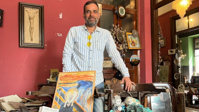 Hatay'da enkazın içinde dükkanını açan esnaf, komşularına seslendi