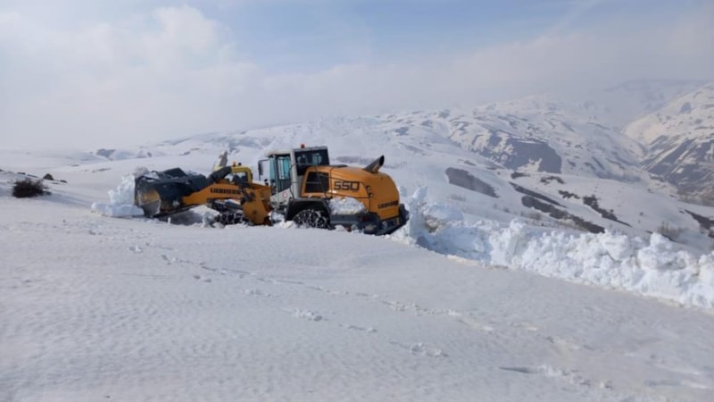 Muş'ta kar yağışı yolları kapattı