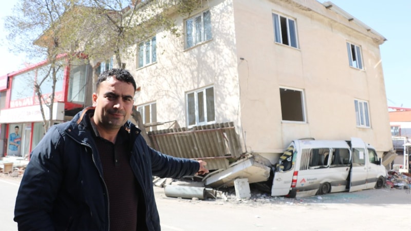 Kahramanmaraş'ta binanın yıkılışını servis minibüsü engelledi