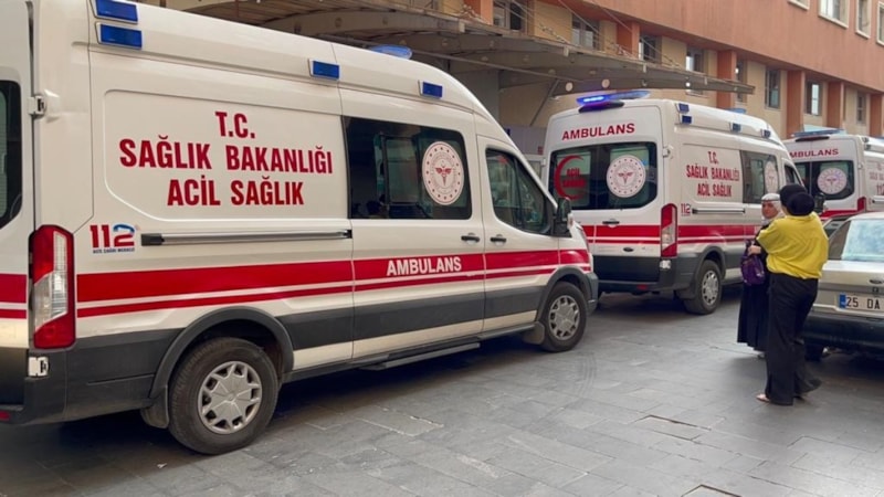 Batman'da hasta yakını bir bebek ve güvenlik görevlisini yaraladı