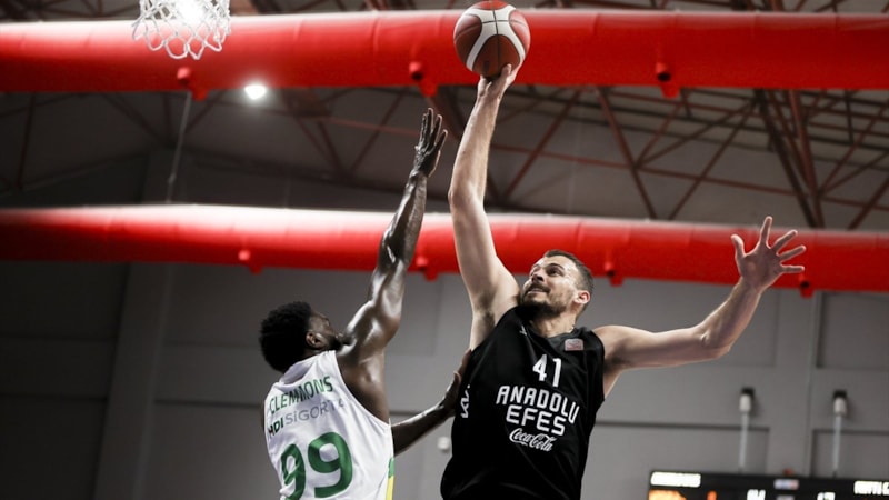 Anadolu Efes, Bursaspor'u farklı geçti