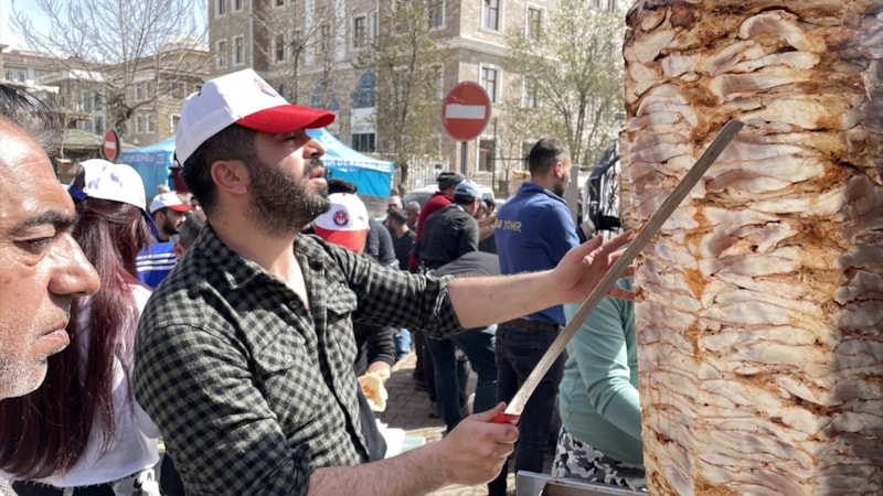 Sivaslı esnaftan Adıyaman'daki depremzedelere bir ton tavuk döner