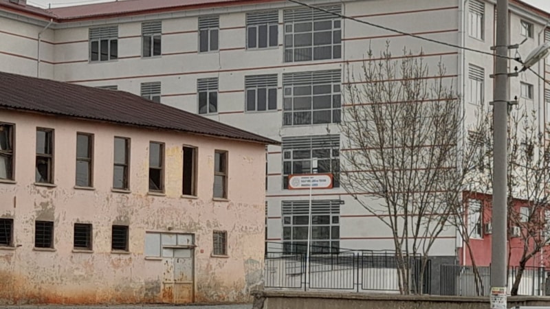 Diyarbakır'da 1 yıl önce yapılan okula orta hasarlı raporu verildi
