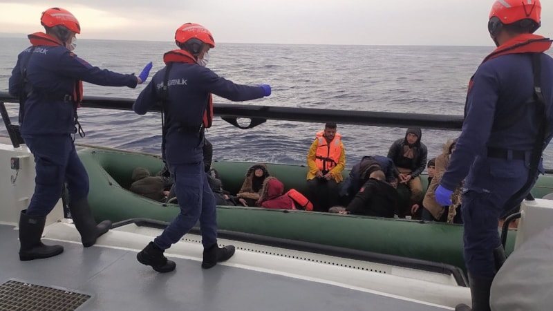 İzmir açıklarında 110 göçmen yakalandı
