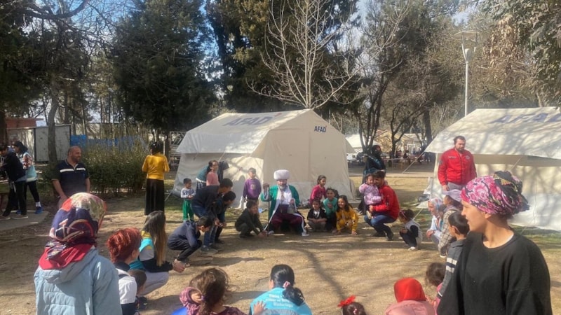 Kahramanmaraş'taki çocuk oyun çadırı yüzleri gülümsetiyor