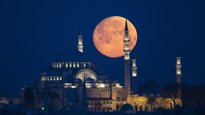 Bakıp geçenin vay haline! Dolunay görünce bu duayı okuyun...