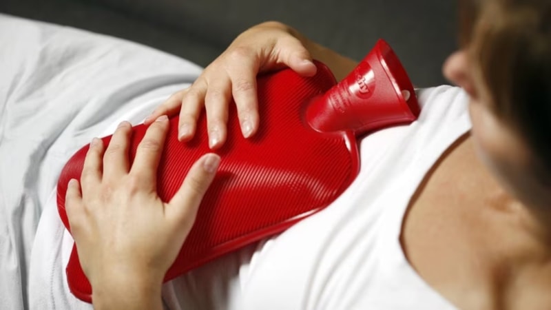 Karnından ayırmayanlar dikkat! Sıcak su torbasının bilinmeyen zararları...