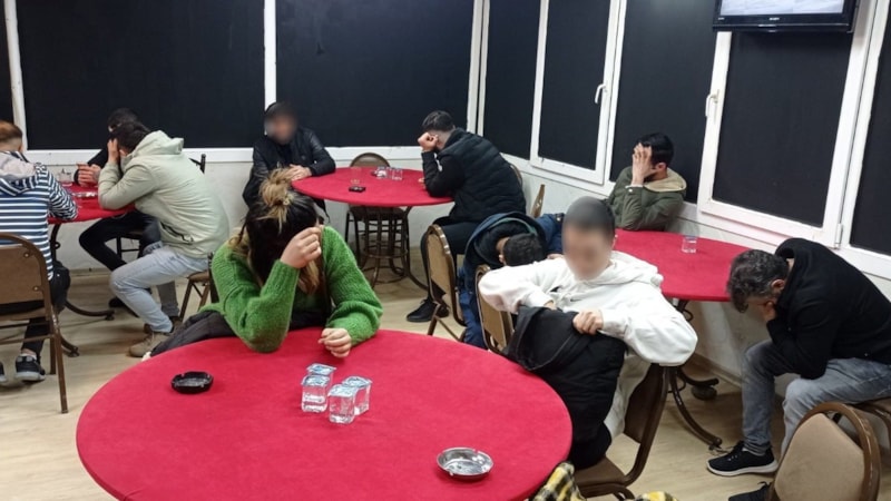İzmir'de kumar baskını! Mühürlü işletmede kumar oynadılar