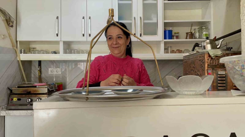 Zonguldak'ta üç yıl önce devraldığı çay ocağını işleterek geçimini sağlıyor