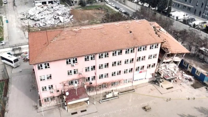 Mersin'de depremlerde hasar gören 76 okul tahliye edildi