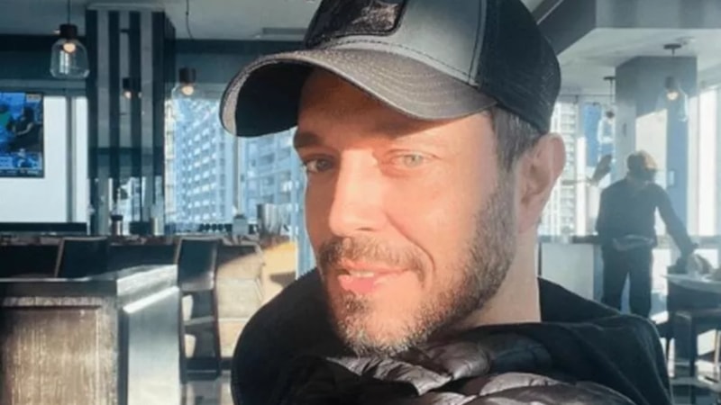 Demet Özdemir ve Oğuzhan Koç'tan Murat Boz'a anlamlı hediye