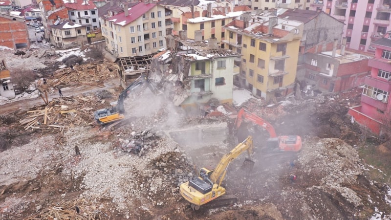 Bolu'da fay hattı üzerindeki binalar yıkılıyor