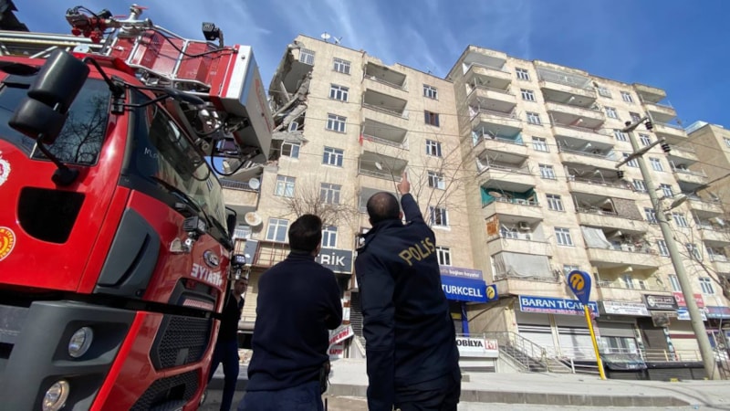 Diyarbakır'da hasarlı bina yıkımını Türk bayrağı durdurdu