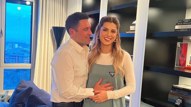 Hacı Sabancı'nın eşi Nazlı Sabancı hamilelik pozu verdi