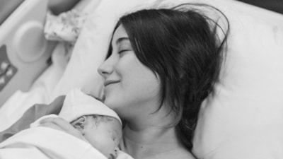 Hazal Kaya, ilk kez kızını paylaştı