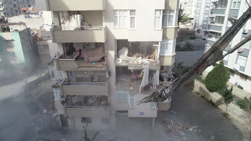 Adana'da depremde hasar gören 14 katlı apartmanın yıkımına başlandı