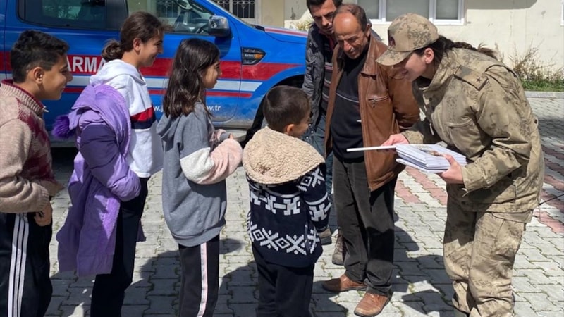 Hatay'da depremzede çocuklara tablet dağıtıldı