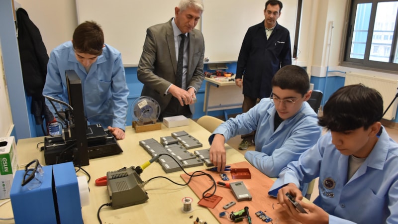 İzmir'de liselilerden depremzedeler için taşınabilir şarj cihazı