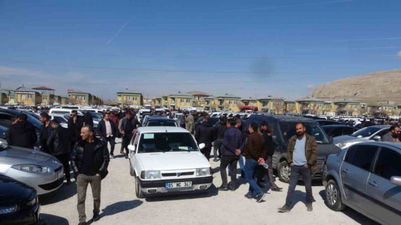 Van'da açık oto pazarında yoğunluk! İkinci el otomobile talep