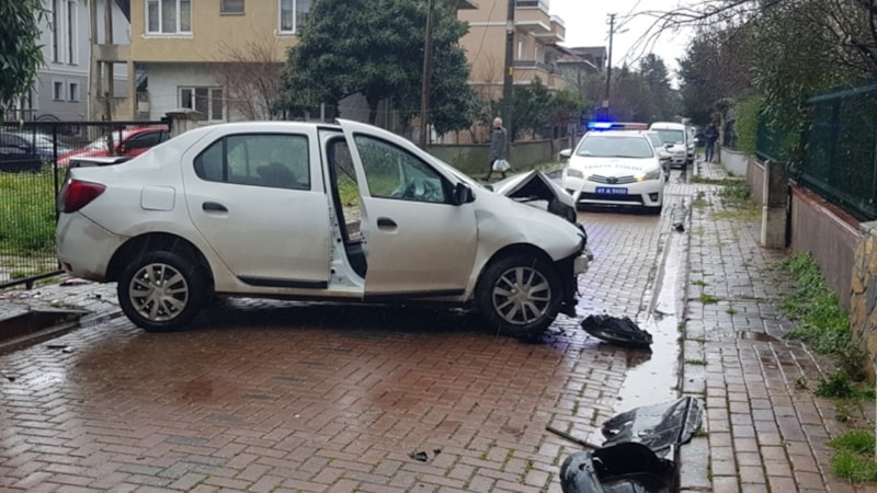 Kocaeli'de polisten kaçanların ekip otosuyla çarpıştığı kazada 1 kişi ağır yaralandı