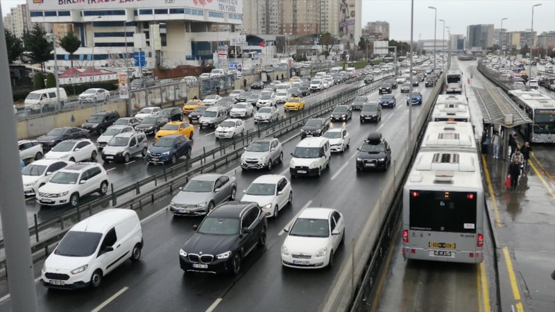 İstanbul'da yağmur etkisini gösterdi! Trafikte yoğunluk oluştu