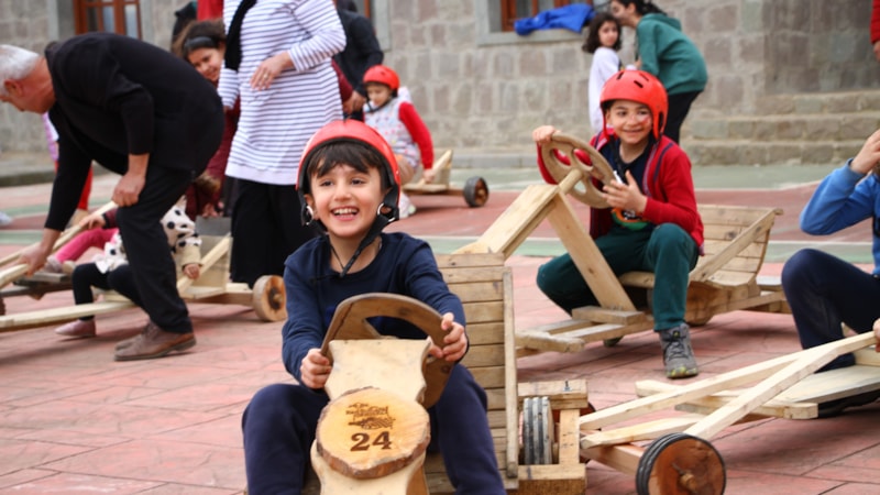 Depremzedeler Rize'nin tahta arabalarıyla tanıştı, doyasıya eğlendi