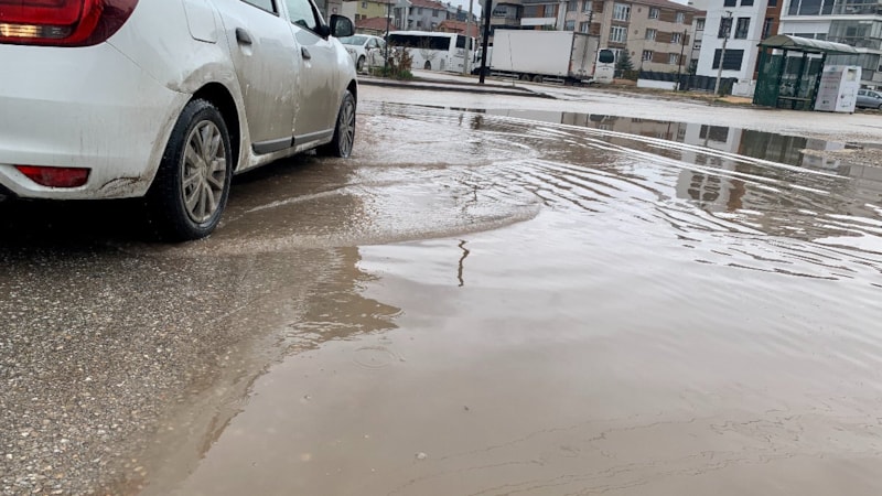 Eskişehir'de yağış sonrası sokaklar göle döndü