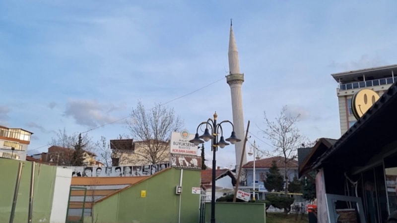 Malatya'da ağır hasarlı minare kontrollü yıkıldı