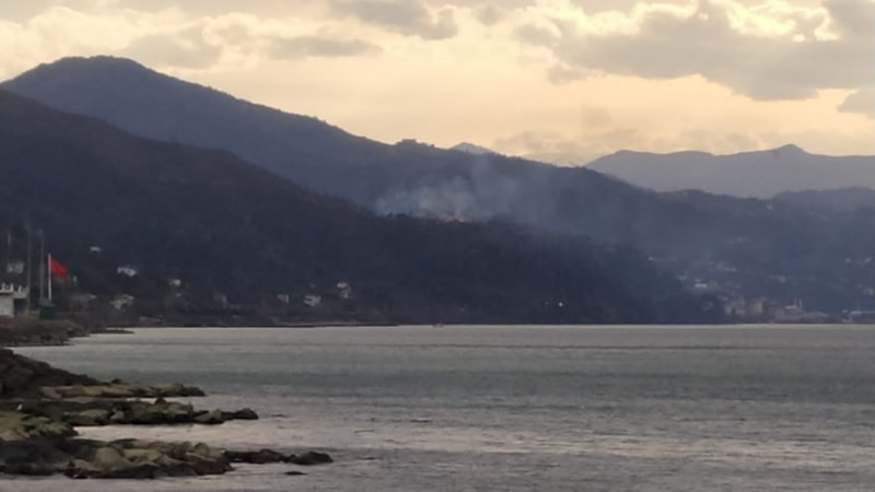 Trabzon'da 6 yıl önce çıkan yangında zarar gören Çamburnu'nda örtü yangını