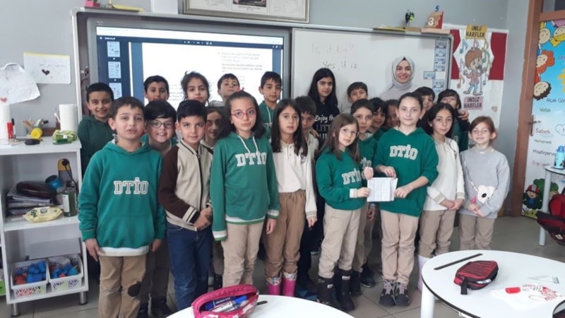 Erzincan'da ilkokul öğrencileri harçlıklarını depremzedelere gönderdi